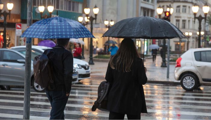  Vento, chuva e queda nas temperaturas: frente fria começa a atravessar o Paraná 